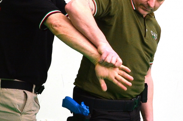 Difesa personale: tecniche di prevenzione contro la sottrazione dell’arma corta 2 - una forte pressione applicata sul lato interno della mano e successiva rotazione, costringe l'avversario a lasciare la presa dall'arma