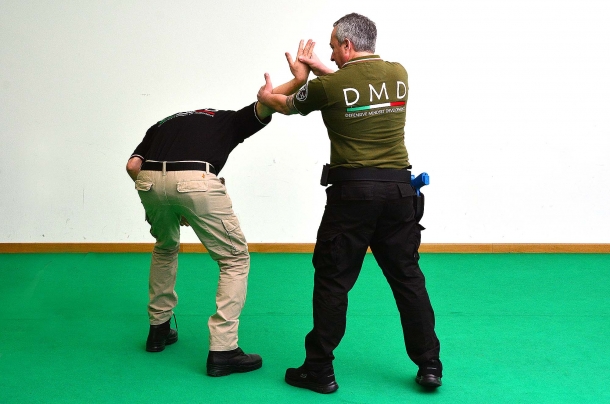 Difesa personale: tecniche di prevenzione contro la sottrazione dell’arma corta 4 - si applica una pressione sull'articolazione del braccio che si piega, costringendo l'avversario a curvare contemporaneamente la schiena