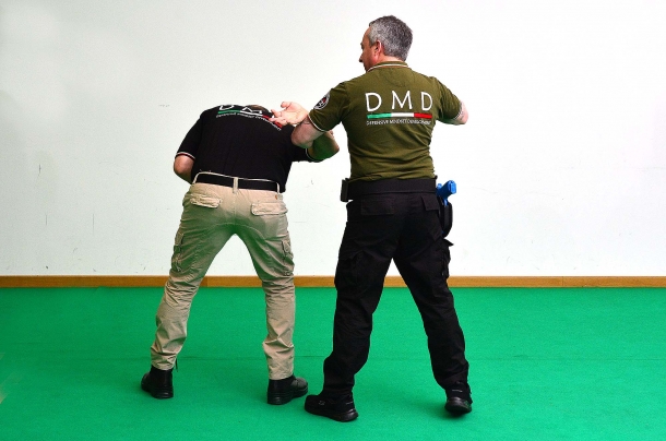 Difesa personale: tecniche di prevenzione contro la sottrazione dell’arma corta 5 - l'azione termina con una leva eseguibile con un solo braccio, lasciando l'opportunità di proseguire con altre tecniche atte a immobilizzare l'aggressore