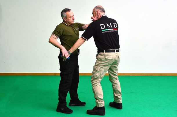 Difesa personale: tecniche di prevenzione contro la sottrazione dell’arma corta l'attacco frontale può essere risolto con una pressione e seguente presa effettuata sulla mano dell'avversario