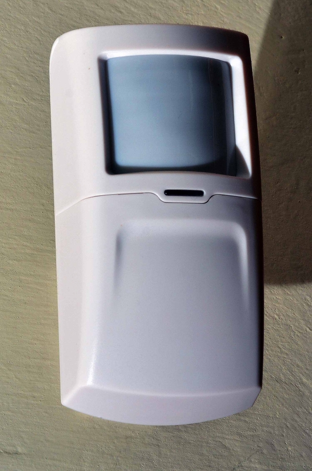 Legittima Difesa: difendersi in casa propria i moderni sensori volumetrici permettono di segnalare la presenza di un intruso senza però scattare se il gatto di casa passa nel raggio d'azione dell'apparato