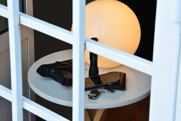 Legittima Difesa: difendersi in casa propria Per aumentare la nostra sicurezza siamo costretti a vivere in casa guardando fuori attraverso le sbarre e dotandoci di strumenti che non vorremmo mai utilizzare