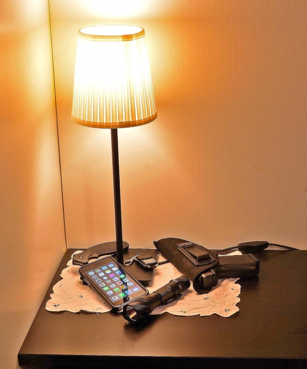 Legittima Difesa: difendersi in casa propria un comodino attrezzato per la notte, pistola, torcia tattica, una lama, cellulare, telecomando antifurto