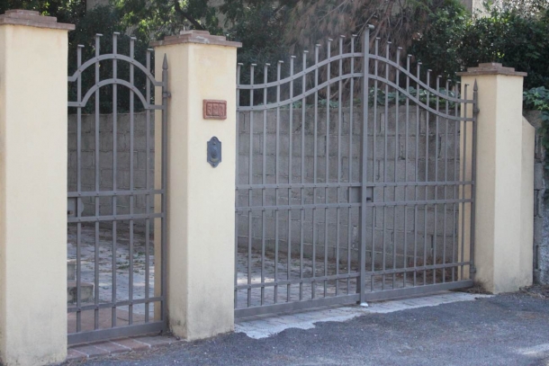 Legittima Difesa: difendersi in casa propria Al pari della vetrata, il cancello dotato di sbarre permette di controllare l'ambiente dall'esterno in entrata e dall'interno in uscita dall'abitazione