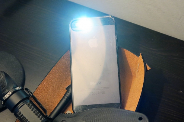 Legittima Difesa: difendersi in casa propria non dimentichiamo che per emergenza anche gli smartphone moderni sono dotati di una torcia abbastanza potente da farci vedere nel buio