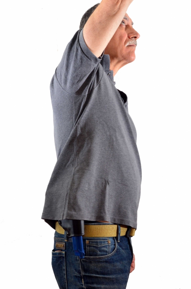 Tecnica: la pistola full size sotto gli indumenti attenzione quando in pubblico dobbiamo prendere un libro o un prodotto posto in alto su uno scaffale. La vista della nostra arma può generare paura e creare allarme. Questo in alcuni stati è punibile dalla legge. Al fianco una fondina RADAR modello 6073