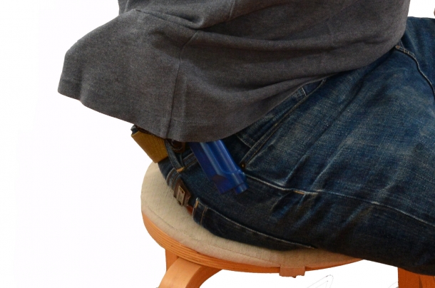 Tecnica: la pistola full size sotto gli indumenti La maglietta corta e attillata certamente non aiuta a dissimulare l'arma quando ci sediamo. Occorre individuare un altro genere di abbigliamento e di fondina