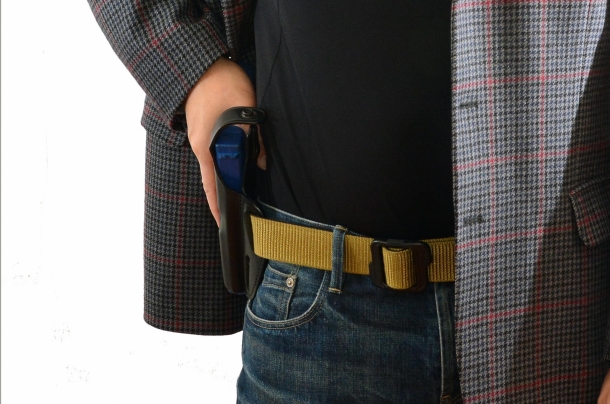 Tecnica: la pistola full size sotto gli indumenti l'estrazione dell'arma. Questo modello della RADAR, è provvisto di una linguetta dotata di bottone automatico che impedisce la fuoriuscita involontaria dell'arma