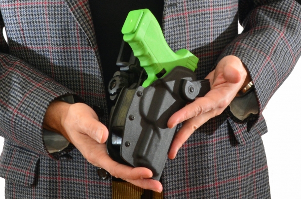 Tecnica: la pistola full size sotto gli indumenti Un'ottima fondina da servizio della RADAR, dotata di sistema di rotazione, sistemi di ritenzione e regolabile in altezza. Progettata per il porto esterno in uniforme, questa fondina è però inadatta a nascondere l'arma sotto gli indumenti