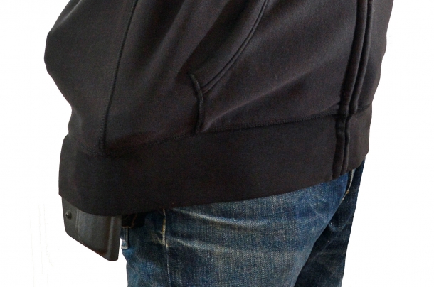 Tecnica: la pistola full size sotto gli indumenti Questo è l'effetto di una fondina da servizio, benché portata sotto ampi indumenti sportivi