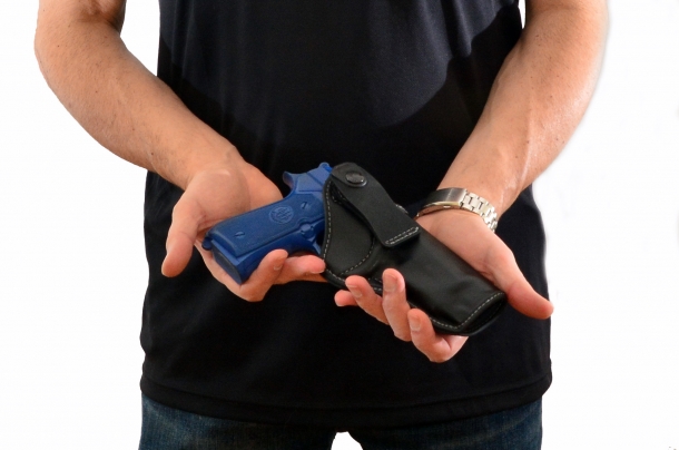 Tecnica: la pistola full size sotto gli indumenti una fondina Radar inside in materiale sintetico. Questo modello può essere indossato all'altezza dell'appendice o al fianco, riuscendo a celare persino una ingombrante Beretta modello 92