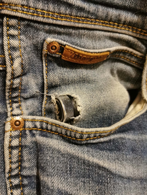 FAI DA TE: Rimuovere gli spigoli vivi da una torcia tascabile.