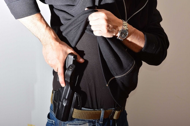 Difesa personale: incoerenze nell'addestramento estrarre un'arma da sotto gli indumenti e sparare richiede un addestramento supplementare