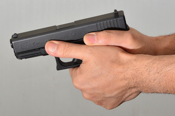 Difesa personale: incoerenze nell'addestramento impugnare l'arma con due mani è comodo fa sparare più veloci e con migliori risultati. Purtroppo nella realtà non sempre è possibile utilizzare questa tecnica