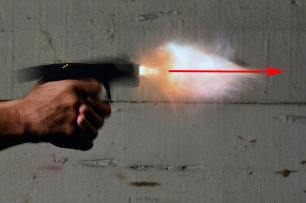 Tecnica: "mungere" l'impugnatura della pistola Una pistola sub compact: sebbene peso e dimensioni non aiutino, il rilevamento è contenuto. La freccia mostra che la volata è comunque in asse con il bersaglio al momento della fuoriuscita della palla