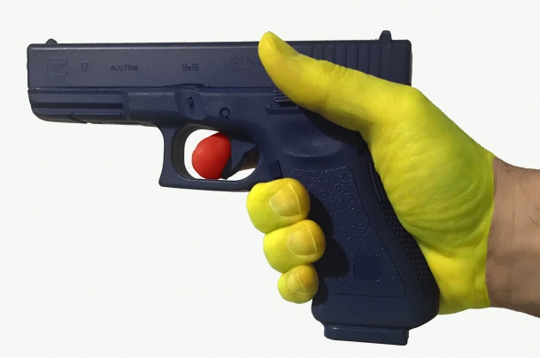 Tecnica: "mungere" l'impugnatura della pistola L'illustrazione evidenzia le due forze che occorre controllare durante l'azione del tiro. L'indice (in rosso) aumenta progressivamente la pressione. La mano (in giallo) che avvolge l'impugnatura esercita una pressione senza variazioni d'intensità