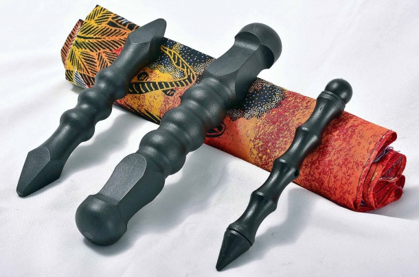 Difesa Personale: Palm Stick & Co. Alcuni Palm Stick moderni sono realizzati in polimero, come il Cold Steel "Koga" al centro