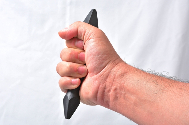 Difesa Personale: Palm Stick & Co. un Palm Stick in metallo dotato di punta può essere impugnato in modalità "Ice Pick" sfruttando le potenzialità dell'estremità acuminata