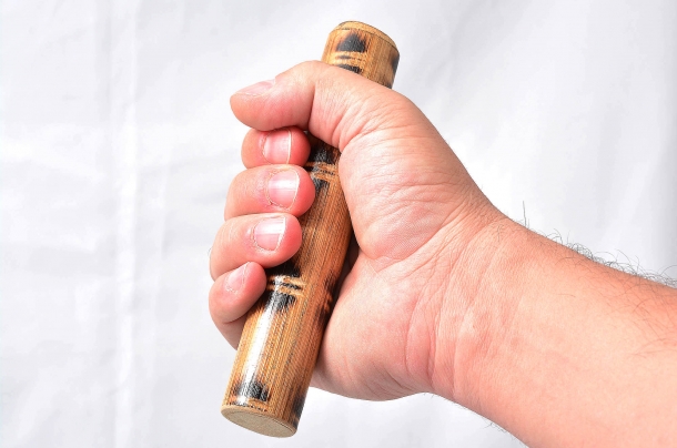 Difesa Personale: Palm Stick & Co. per essere efficiente e poter effettuare tutte le tecniche previste, un Palm Stick dovrebbe sporgere dalla mano da entrambe i lati