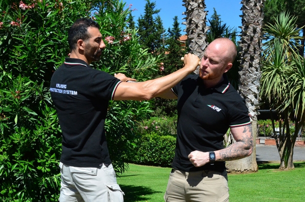 Difesa Personale: Palm Stick & Co. una tecnica di percussione alla base della mascella effettuata con il palm stick