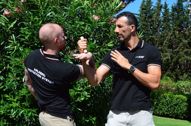 Difesa Personale: Palm Stick & Co. utilizzo del palm stick come rinforzo di una leva articolare nella torsione della mano