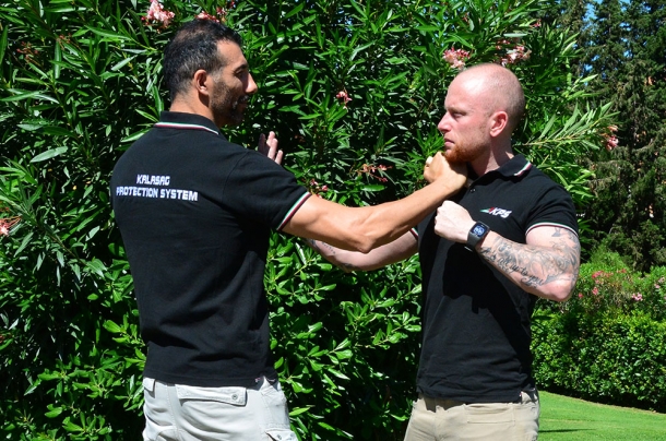 Difesa Personale: Palm Stick & Co. una leva articolare con torsione della mano supportata da pressione esercitata con il palm stick alla base del collo