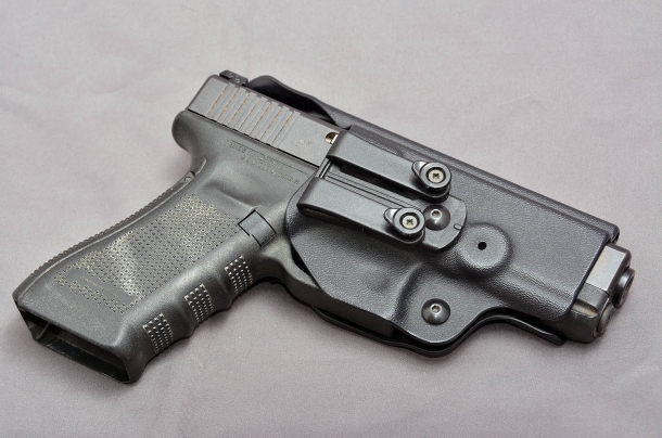 Tecnica: la dimensione (della pistola) conta la Glock G17, inserita in una fondina inside adattata dall'autore per la compact G19. anche pochi millimetri possono aumentare il fastidio durante il porto prolungato dell'arma in modalità appendix carry