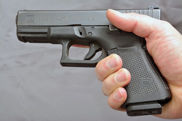 Tecnica: la dimensione (della pistola) conta La compatta di casa Glock. lo spessore resta lo stesso della Full size. Accorciata in altezza e lunghezza, l'arma risulta più occultabile restando gestibile, sia nel tiro, sia nella manipolazione