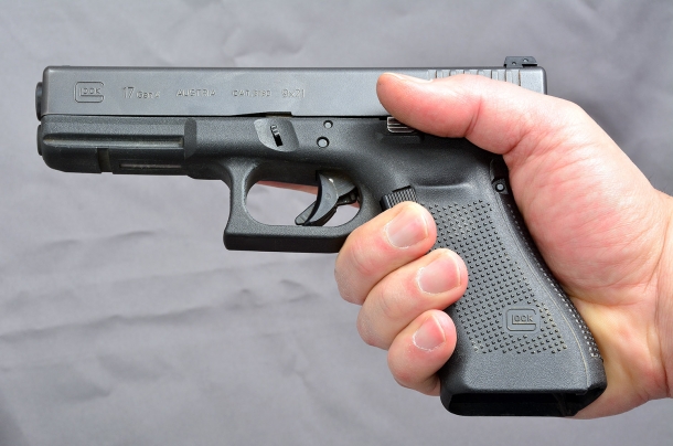 Tecnica: la dimensione (della pistola) conta La full size Glock modello G17, indicata per il porto in fondina esterna. l'assenza delle guancette, limita lo spessore del fusto consentendo una buona ergonomia