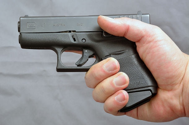 Tecnica: la dimensione (della pistola) conta La piccola monofilare della Glock modello G43. Sebbene le dimensioni siano ridotte, il fusto consente un'impugnatura salda, specialmente se si adotta il caricatore dotato di supporto per il mignolo