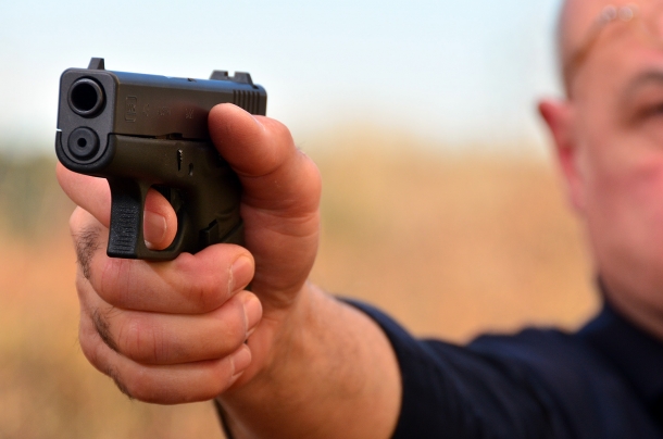 Tecnica: la dimensione (della pistola) conta le armi dalle dimensioni ridotte, non sono adatte a essere impugnate con due mani. occorre esercitarsi a sparare con una sola mano