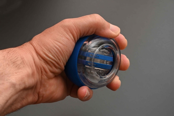 Tecnica: aumentare la forza delle mani una palla giroscopica può essere utilizzata per rinforzare la muscolatura delle mani, dita comprese