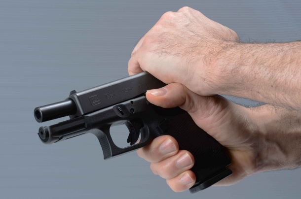 Tecnica: aumentare la forza delle mani la "power stroke" può aiutare durante l'arretramento del carrello otturatore in quanto si impiega quasi tutta la muscolatura della mano che afferra il carrello