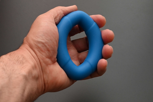 Tecnica: aumentare la forza delle mani un economico anello in gomma utile a rinforzare la muscolatura delle mani. in commercio si trovano in varie resistenze espresse in libbre