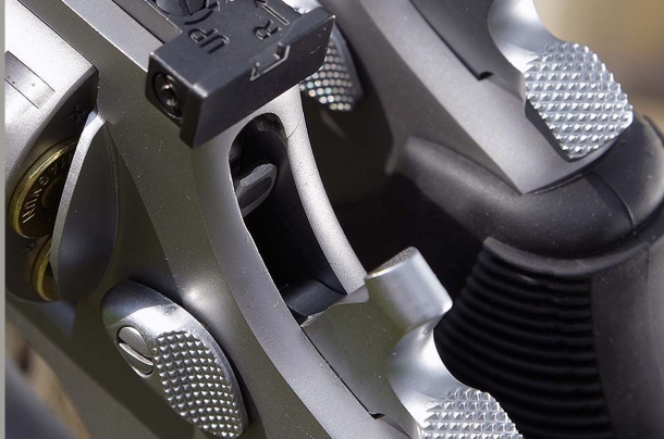 Tecnica: tenere il colpo in canna anche i revolver sono dotati di sicure che permettono la percussione solamente in seguito all'azionamento del grilletto. nella foto una sicura transfer bar applicata su un revolver Taurus