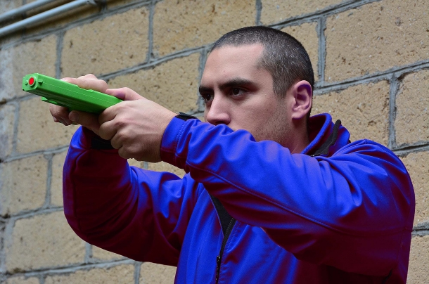 Tecnica: tenere il colpo in canna una tecnica "esotica" per inserire la cartuccia in situazioni di pericolo consiste nel portare l'arma all'altezza del viso con tutte le conseguenze in caso di partenza anticipata del colpo. Anche in questa modalità esiste la possibilità di subire un tentativo di sottrazione dell'arma