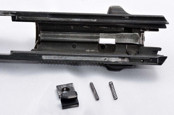 Tecnica: tenere il colpo in canna gli elementi della sicura automatica al percussore della Beretta serie 92 estratti dalla loro sede
