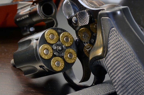 Resta un mistero il motivo per cui quelli che temono di portare il colpo in canna nella pistola semiautomatica, poi invece non battano ciglio portando un revolver che ha sempre una camera di cartuccia piena a portata di percussore