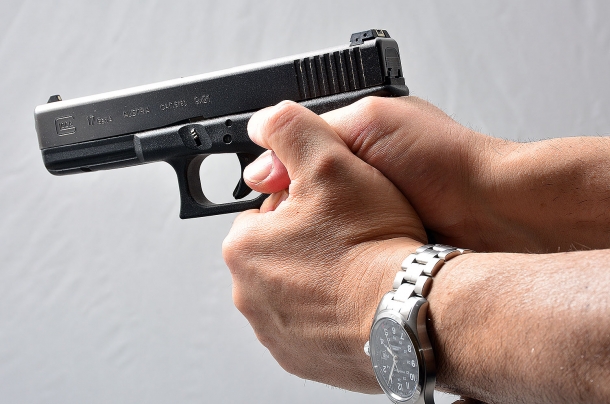 Tecnica: le impugnature errate con la pistola semiautomatica anche sovrapporre i pollici non è sbagliato però la maggior parte dei tiratori dispone i pollici in asse con la canna, ottenendo ottimi risultati
