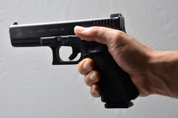 Tecnica: le impugnature errate con la pistola semiautomatica l'arma impugnata correttamente con la mano forte. è fondamentale saper sparare con una sola mano. spesso nella difesa personale, tempi e distanze non consentono che l'arma sia impugnata con le due mani