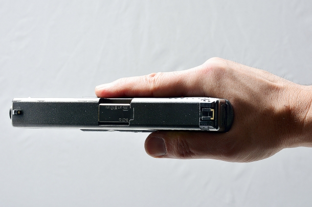 Tecnica: le impugnature errate con la pistola semiautomatica prima di utilizzare l'impugnatura a due mani, occorre apprendere come impugnare e sparare con una sola mano. notare la pistola in asse con la linea mediana della mano