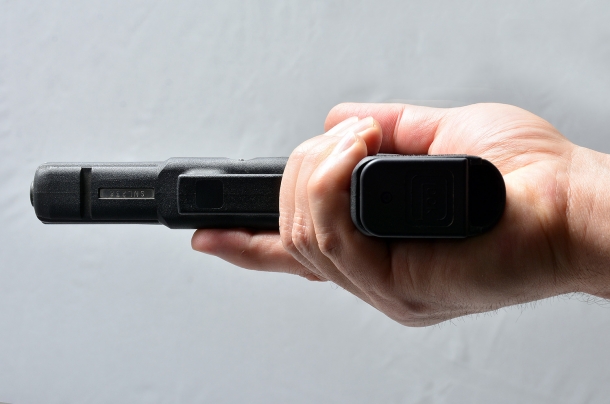 Tecnica: le impugnature errate con la pistola semiautomatica la stessa impugnatura a una mano vista dal basso mostra le dita che fasciano correttamente l'arma. un altro errore lo commettono alcuni tiratori che sparano tenendo staccato un dito della mano che impugna l'arma: solitamente il mignolo