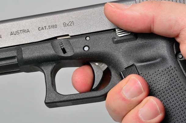 Tecnica: le impugnature errate con la pistola semiautomatica una pistola dalle dimensioni adeguate alla complessione del tiratore, deve consentire di raggiungere correttamente la leva di scatto. se questo non risulti possibile è necessario sostituire l'arma con una adatta alla grandezza della mano