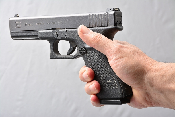 Tecnica: le impugnature errate con la pistola semiautomatica un errore ricorrente consiste nell'impugnare la pistola lasciando aria sotto l'elsa. questo errore non consente di gestire al meglio il rilevamento e rinculo dell'arma