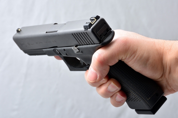 Tecnica: le impugnature errate con la pistola semiautomatica la mano è fuori asse verso il lato destro. spesso questo errore si verifica quando l'impugnatura dell'arma è troppo grande per la mano del tiratore che non riesce a raggiungere comodamente il grilletto