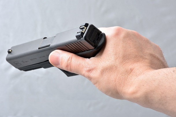 Tecnica: le impugnature errate con la pistola semiautomatica la mano è fuori asse sul lato sinistro. l'addestramento ripetuto compiendo l'estrazione dalla fondina dovrebbe risolvere questo problema.