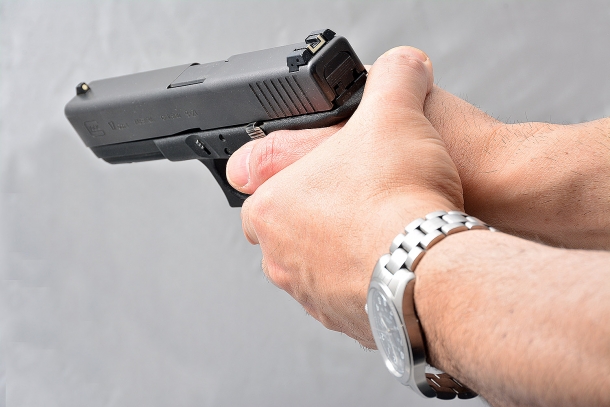 Tecnica: le impugnature errate con la pistola semiautomatica Un grave errore consiste nel posizionare il dito pollice dietro al carrello. Durante il ciclo di sparo il carrello arretrando, colpisce il pollice provocando il malfunzionamento dell'arma e il ferimento del dito. chi si addestra a sparare con il revolver utilizzando questa tecnica, la applica inavvertitamente sparando con una pistola semiautomatica
