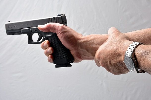 Tecnica: le impugnature errate con la pistola semiautomatica questa impugnatura non provoca danni ma è perfettamente inutile. la mano debole così posizionata non mitiga il rinculo e non favorisce il contenimento delle oscillazioni durante la mira