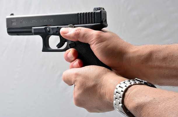 Tecnica: le impugnature errate con la pistola semiautomatica altra impugnatura a due mani inutile e obsoleta detta: tazza e piattino. la funzione della mano debole che dovrebbe mitigare il rilevamento e rinculo della pistola, è resa inefficace dalla presa precaria applicata sul fondo del fusto