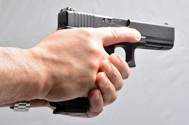 Tecnica: le impugnature errate con la pistola semiautomatica la medesima impugnatura a due mani vista dal lato destro. notare che le punte delle dita della mano sinistra toccano le nocche della mano destra. il dito indice della mano destra è per sicurezza posizionato in alto disteso lungo il carrello